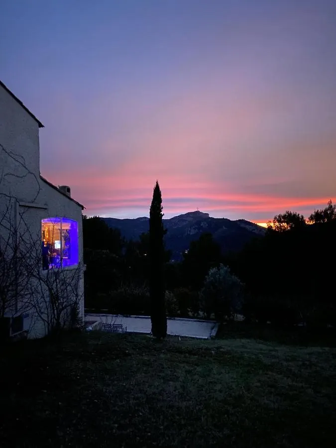 La Maison Perchee Auriol Bed & Breakfast